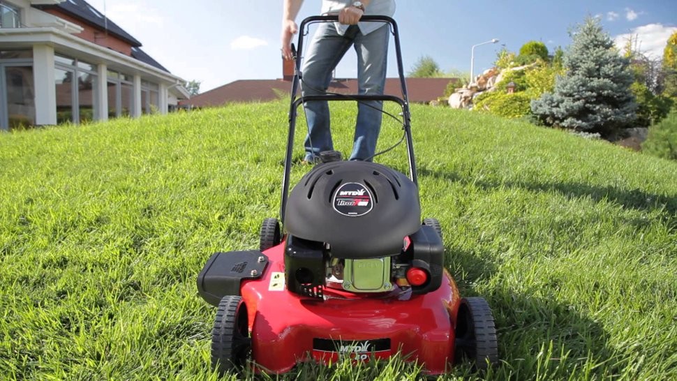 İyi bir benzinli çim biçme makinesi nasıl seçilir